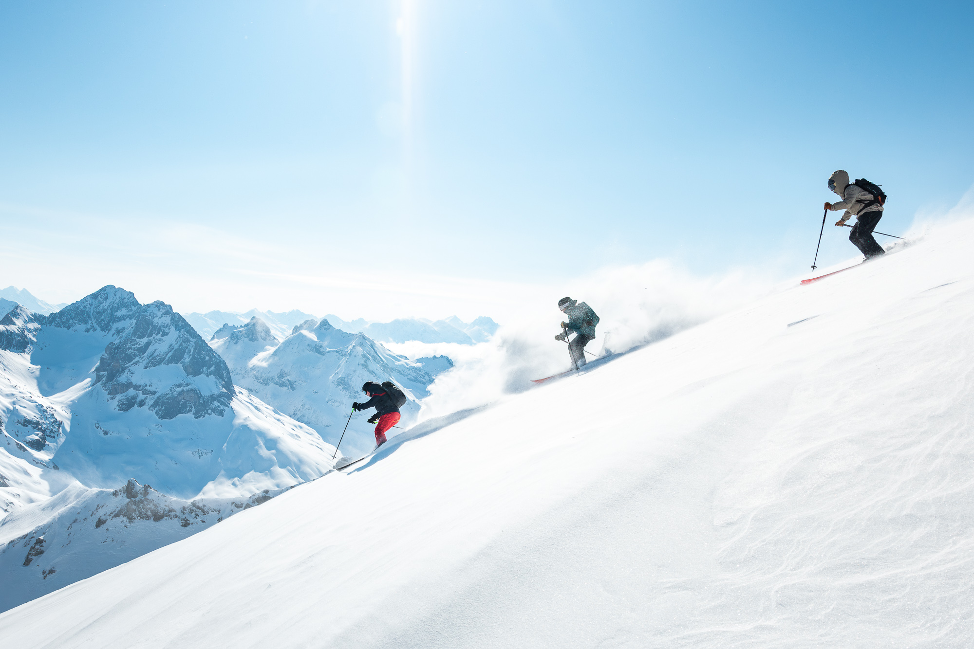 Esquiadores bajando powder fuera de pista tras un vuelo de heliski